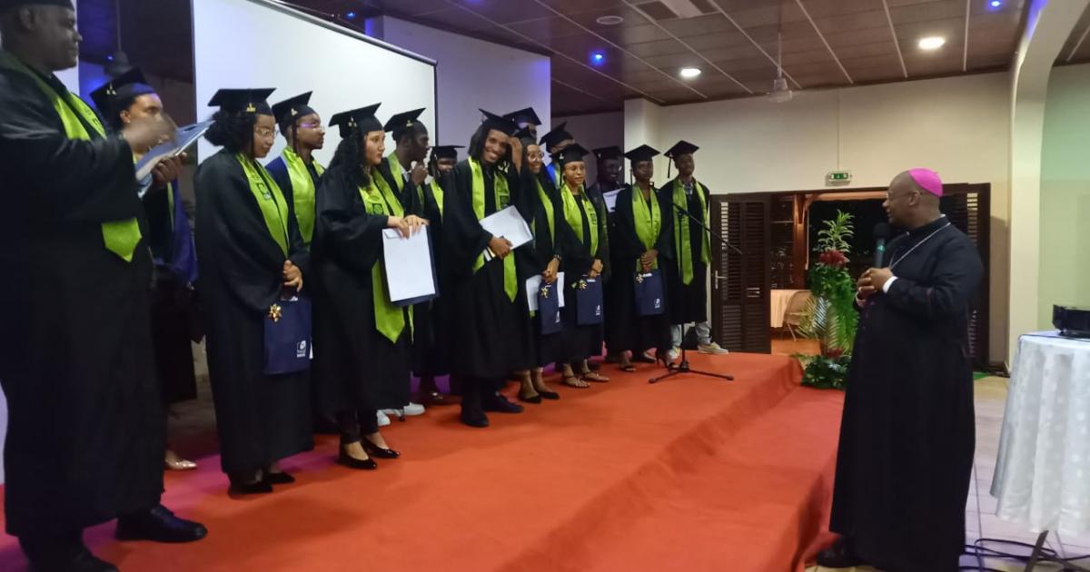     





Première cérémonie de remise des diplômes à l'Institut Catholique Européen des Amériques




