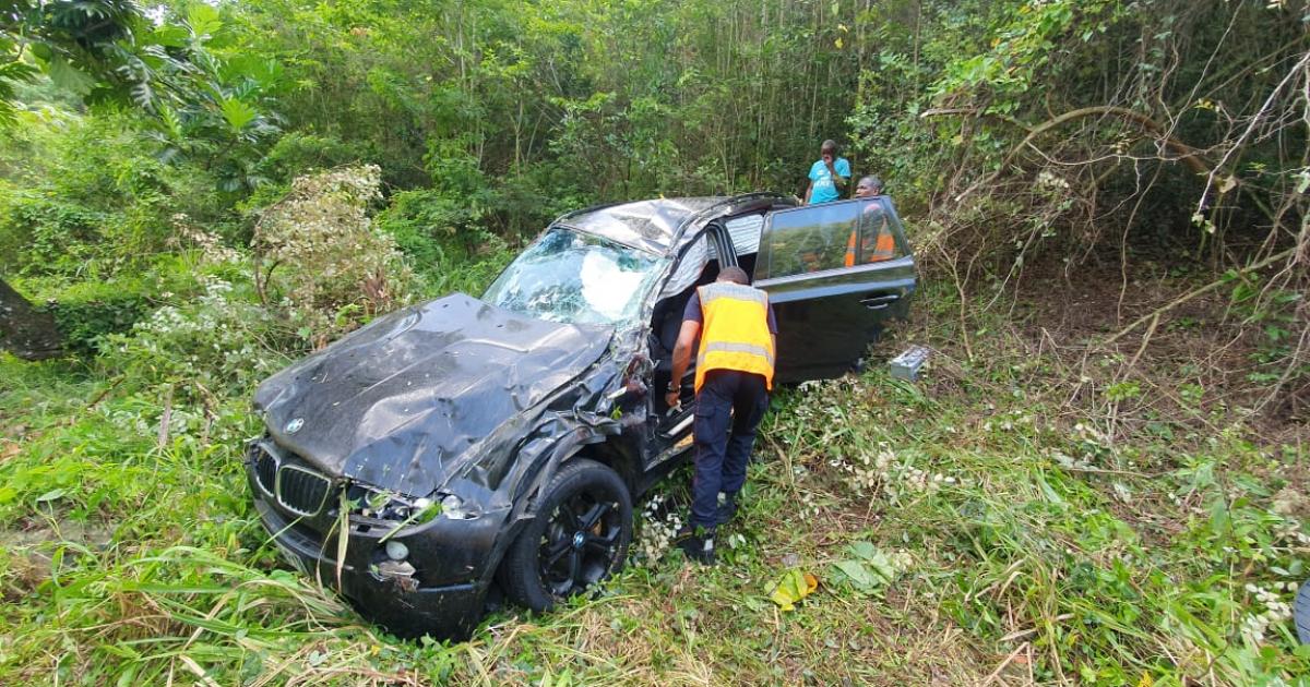 Un véhicule et son conducteur retrouvés dans un fossé au Gosier