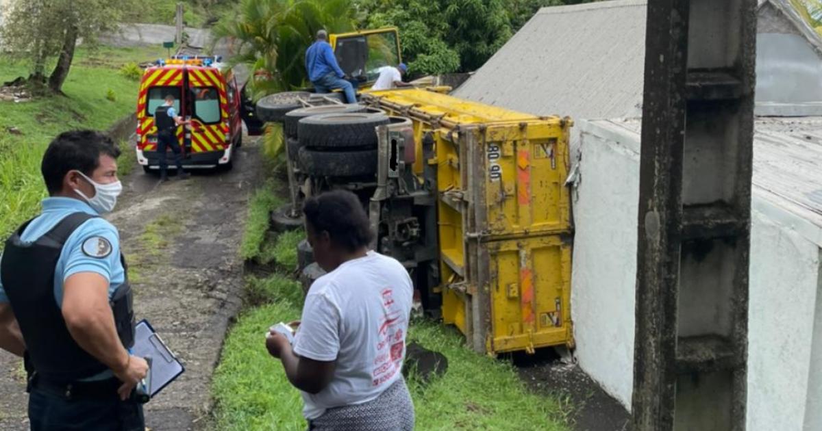 Un camion se renverse sur une maison à Bouillante
