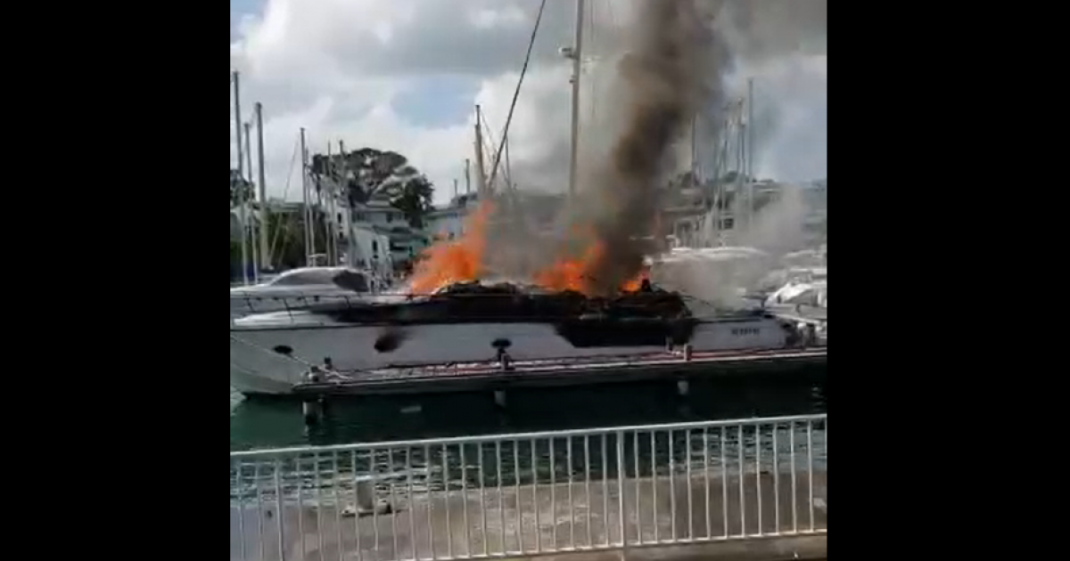     





[VIDEO] Un bateau incendié à la marina de la Pointe du Bout aux Trois-Ilets




