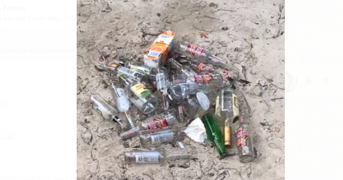 Nombreux détritus laissés sur une plage de Sainte-Anne après une Beach Party