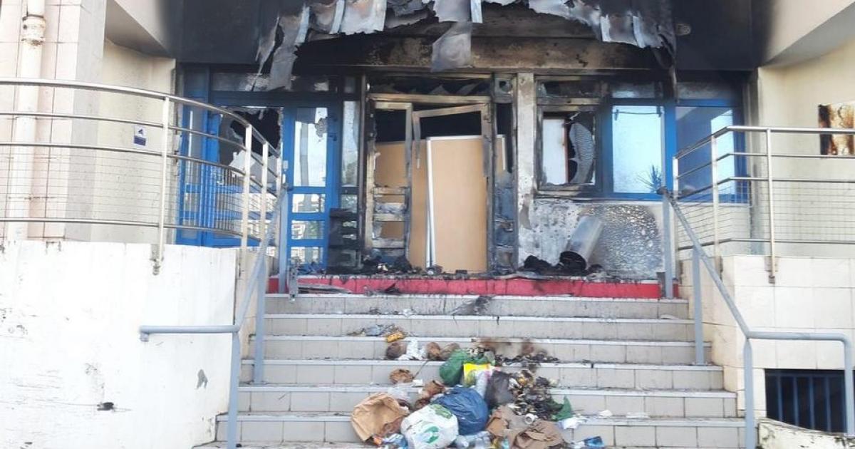 Affrontements à Fort-de-France : EDF incendié ferme son accueil client