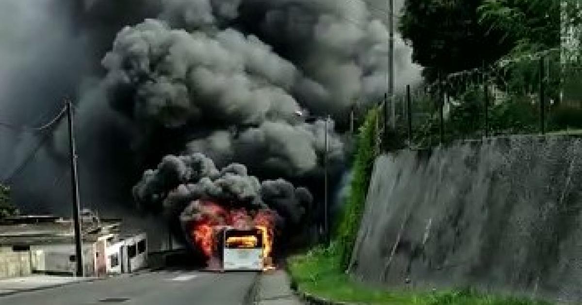 Un bus prend feu route de Balata