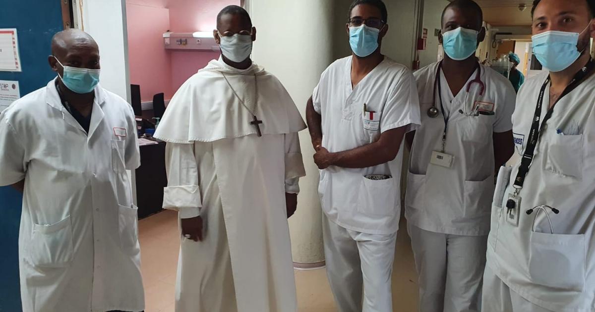 Covid-19 : Monseigneur David Macaire, l'archevêque de Martinique, rend visite au CHUM
