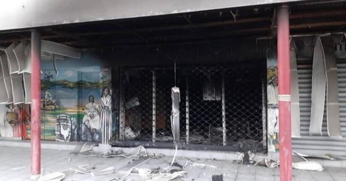 Le centre de vaccination incendié à Fort-de-France est toujours inutilisable