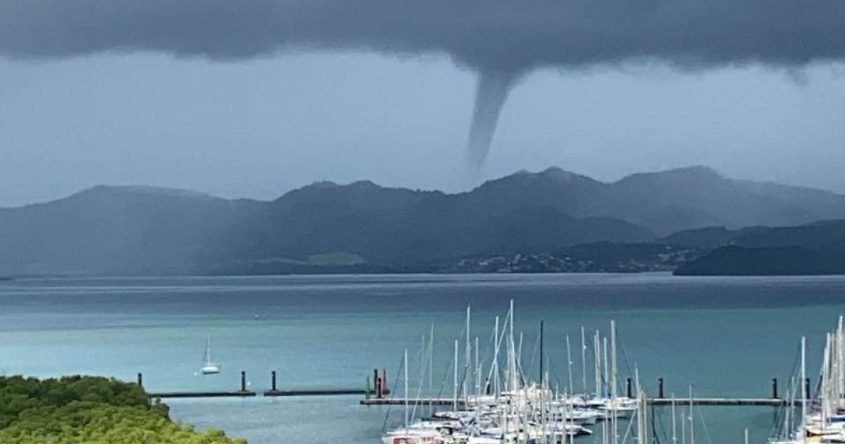 Une trombe d'eau marine dans la baie de Fort-de-France