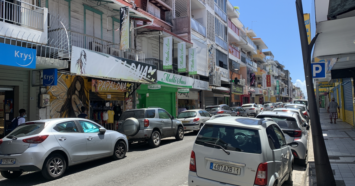     





P-à-P : les derniers préparatifs des commerces "non-essentiels" avant la réouverture




