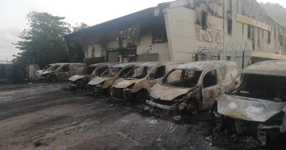 Le centre de tri de la Poste au Robert ravagé par un incendie