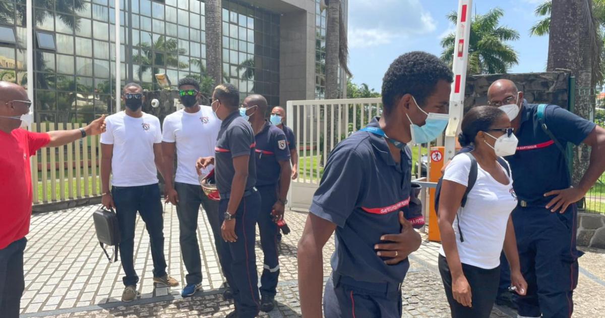 Des manifestants rassemblés devant la CTM pour dire leur opposition à l'obligation vaccinale