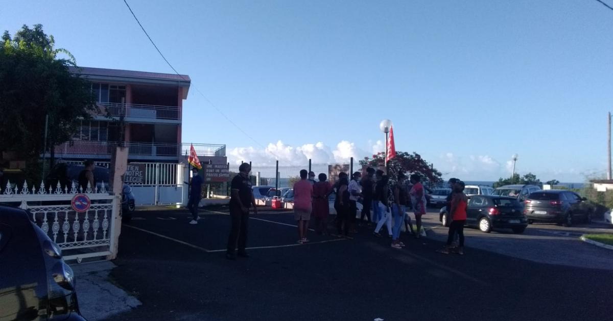 La CGTM SOEM mobilisée devant l’école de Case Pilote