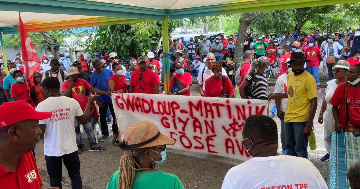Des centaines de personnes mobilisées en Guadeloupe pour le mouvement Antilles Guyane