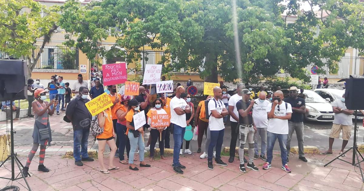 Les restaurateurs protestent devant la sous-préfecture