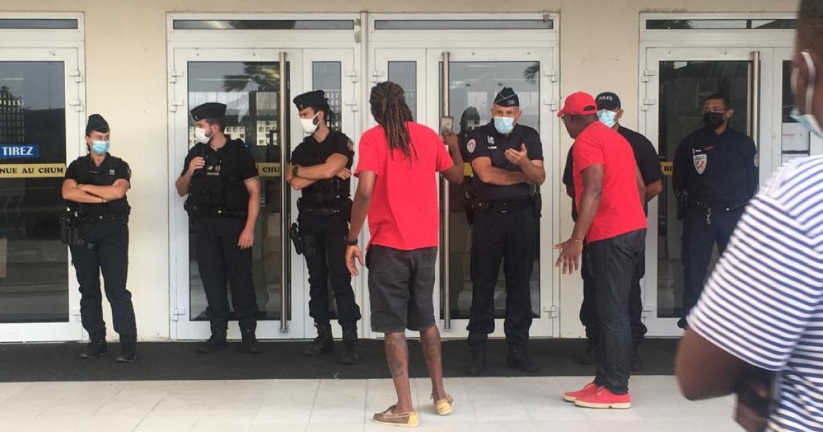 Policiers et gendarmes mobilisés devant l'hôpital Pierre Zobda Quitman pour faire respecter le passe sanitaire