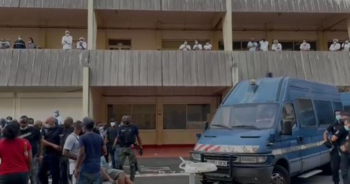     





Trois interpellations au CHUM : le préfet et le directeur de l'ARS condamnent les violences




