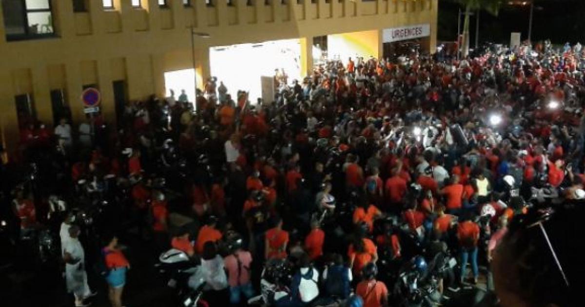     





Des centaines de motards manifestent au CHUM




