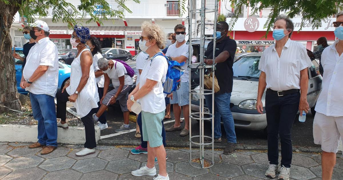 Une manifestation pacifique de pro-vaccin à Basse-Terre