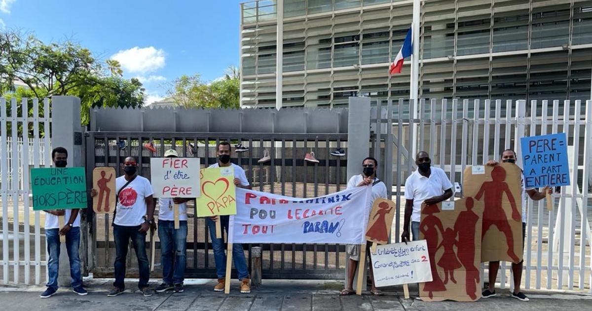Des pères manifestent contre les différences de traitements entre parents