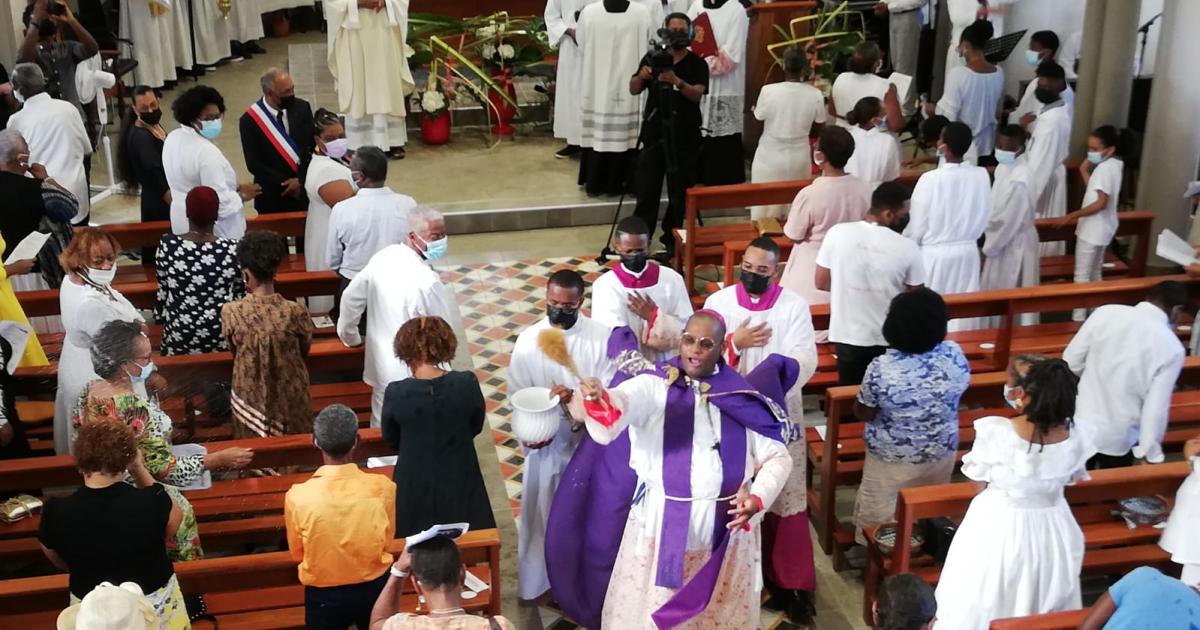 L'église de Petit-Bourg rénovée, bénie par l'archevêque de Martinique monseigneur David Macaire