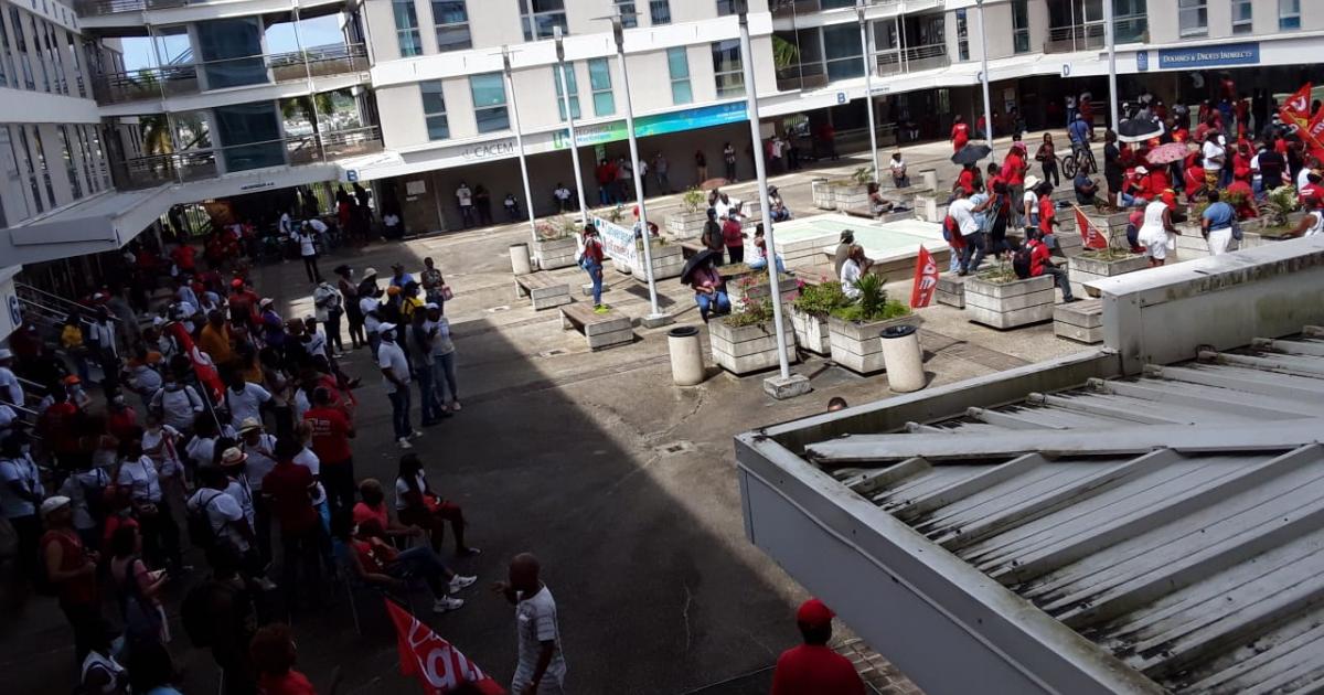Opposition à l'obligation vaccinale : opération escargot sur les routes de Martinique et rassemblement à l'ARS