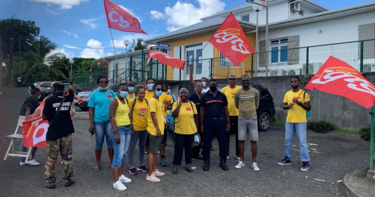 Mobilisation devant la gendarmerie de Baie-Mahault