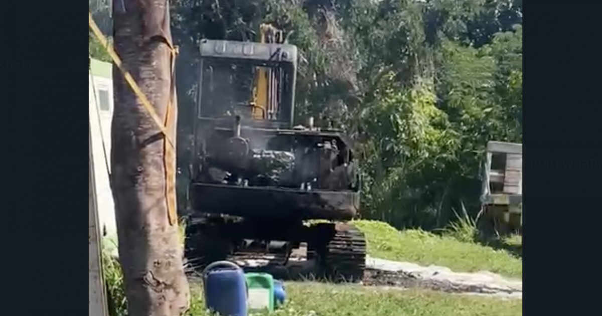     





Les engins de formation d'un jeune entrepreneur martiniquais incendiés à Saint-Pierre




