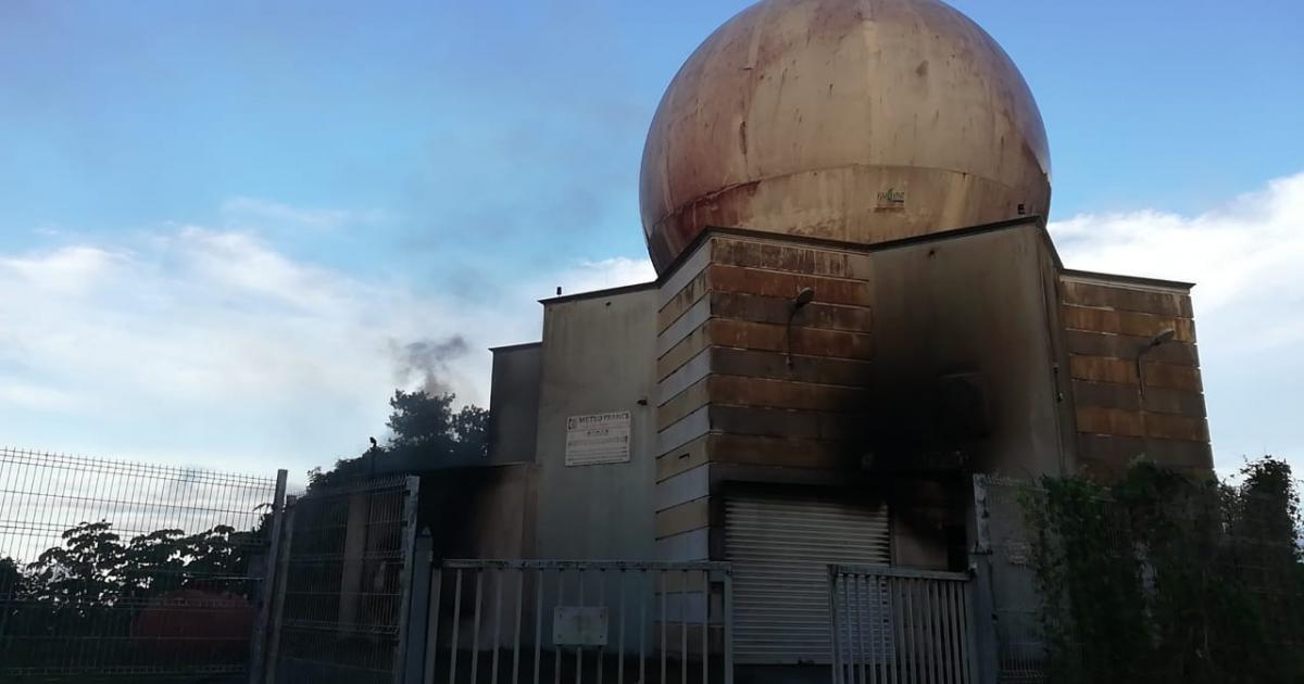 Une station radar météorologique incendiée au Diamant