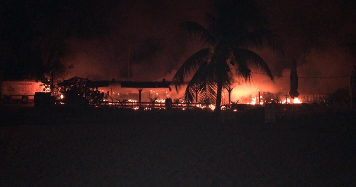 Le Petibonum et le Pélican ravagés par les flammes sur la plage du Carbet
