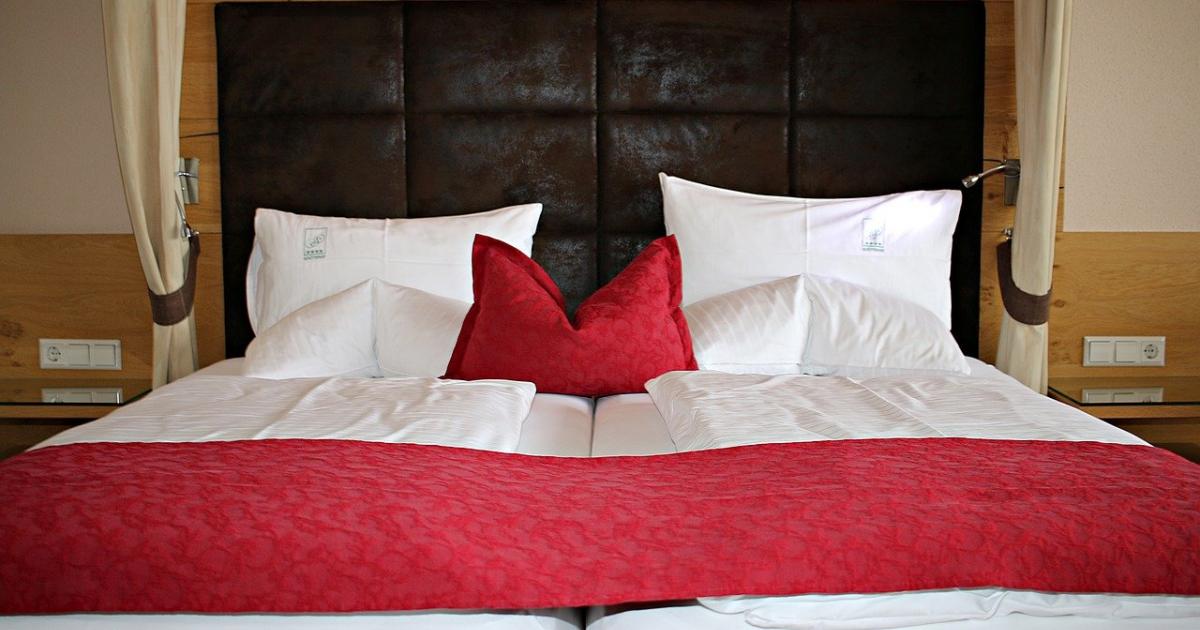 Un homme retrouvé avec une balle dans la tête dans un hôtel