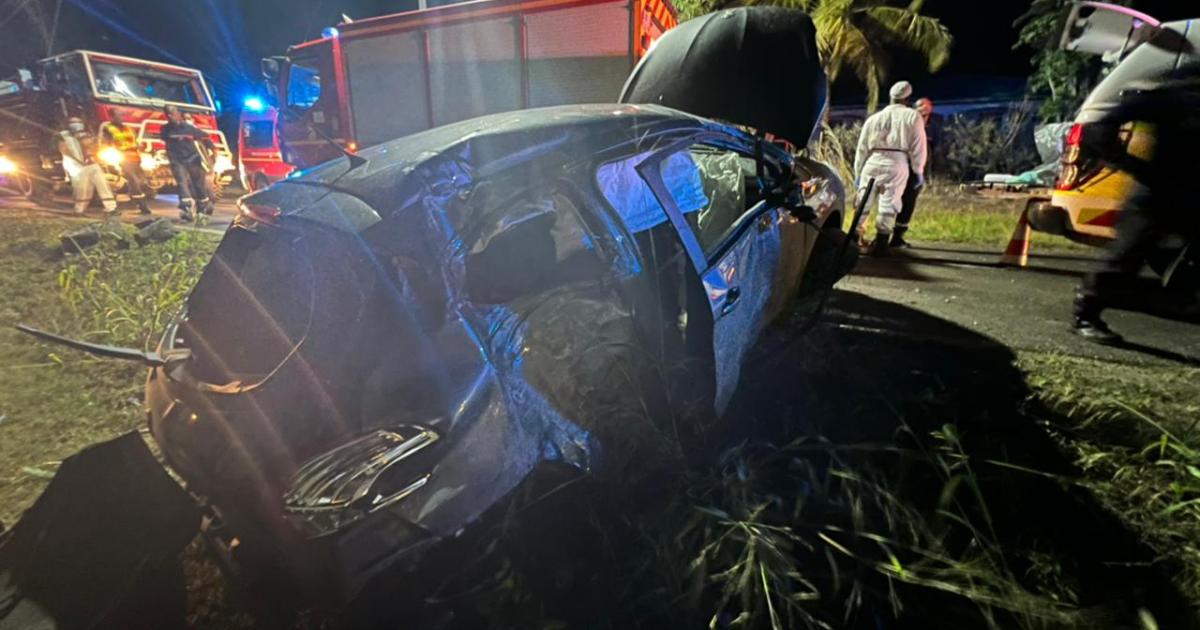 Un véhicule percute un poteau électrique à Sainte-Anne et fait une victime