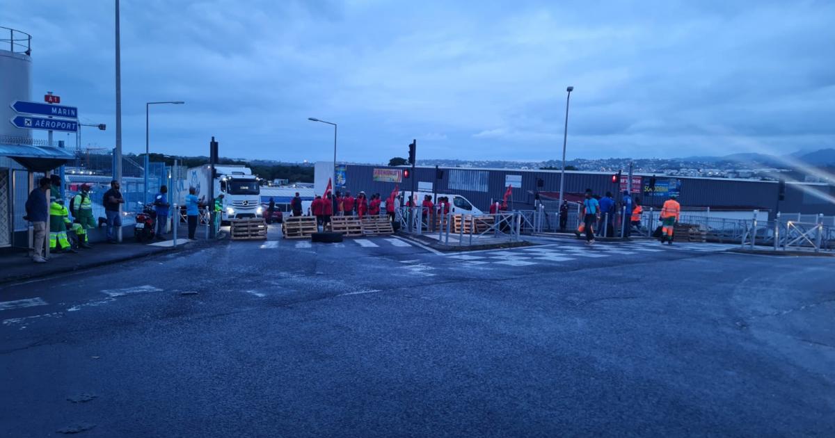 Une intersyndicale du commerce bloque le pont de la Lézarde et le TCSP