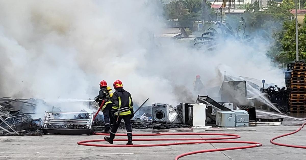 L'incendie d'un dépôt sauvage d'ordures menace la zone Acajou-Californie