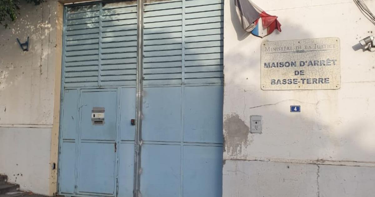     





Mutinerie à la maison d'arrêt de Basse-Terre 




