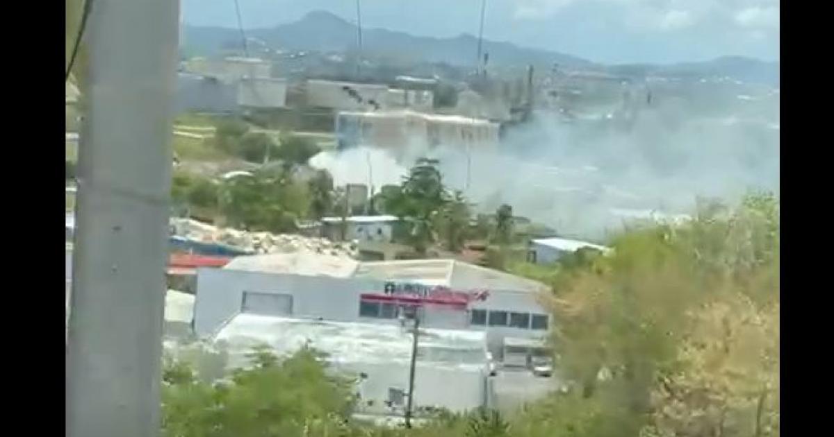     





Les pompiers luttent contre un incendie à la décharge de la Trompeuse




