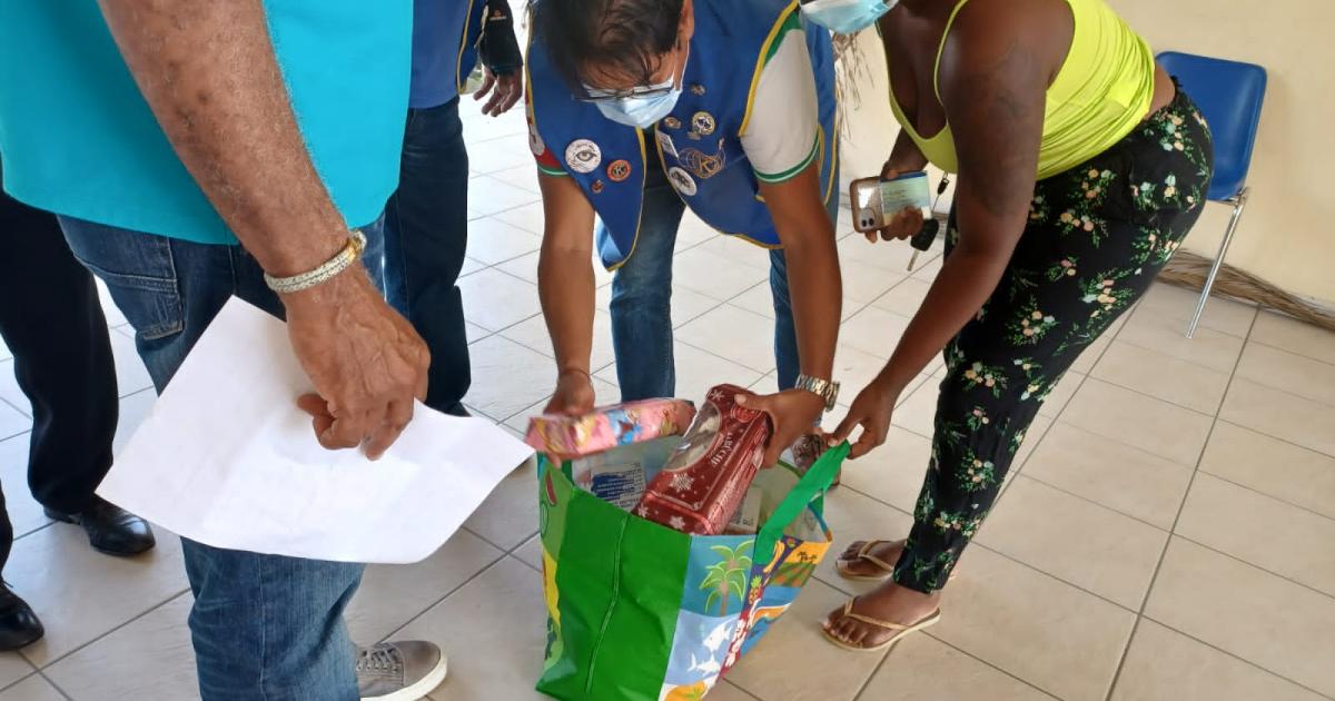 Distribution de paniers alimentaires aux familles les plus démunies