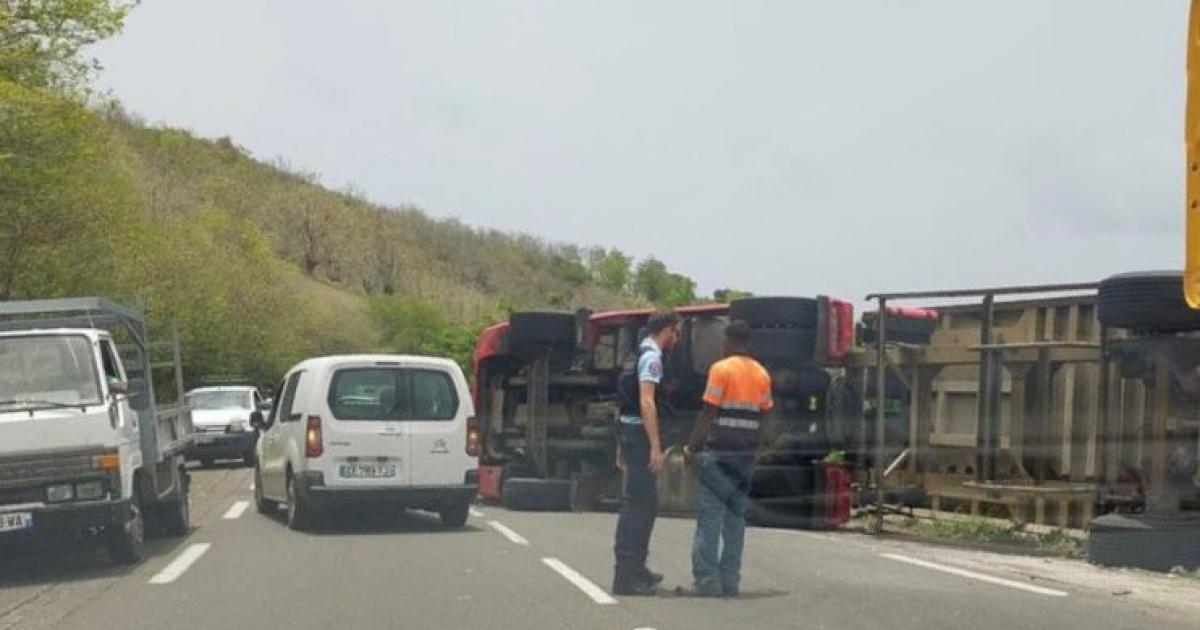 Un camion de transport de cannes à sucre se renverse sur la RN6