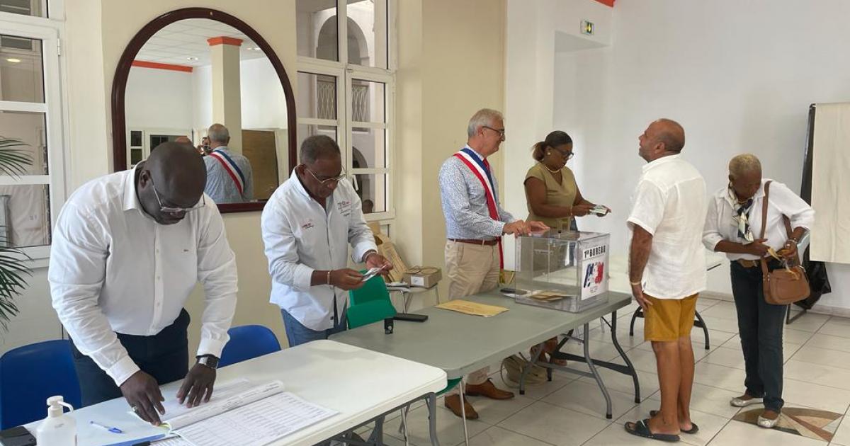     





Législatives 2022 : les bureaux de vote sont ouverts jusqu'à 18 heures pour le 1er tour ce samedi en Guadeloupe




