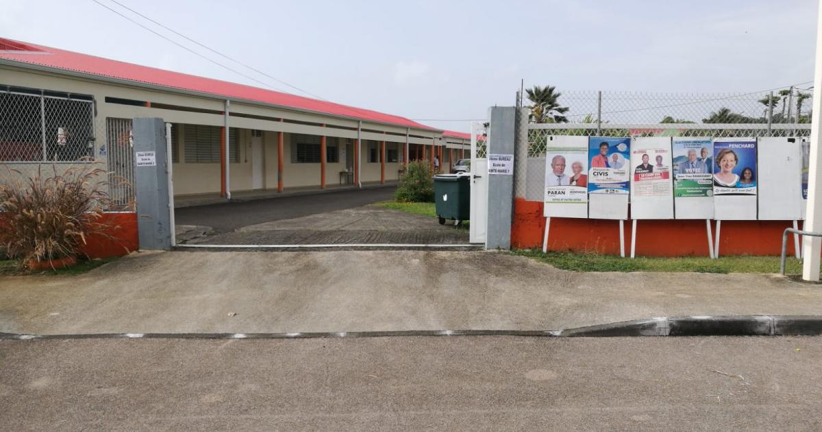     





[PHOTOS] Premier tour des législatives en Guadeloupe : les électeurs se font désirer 




