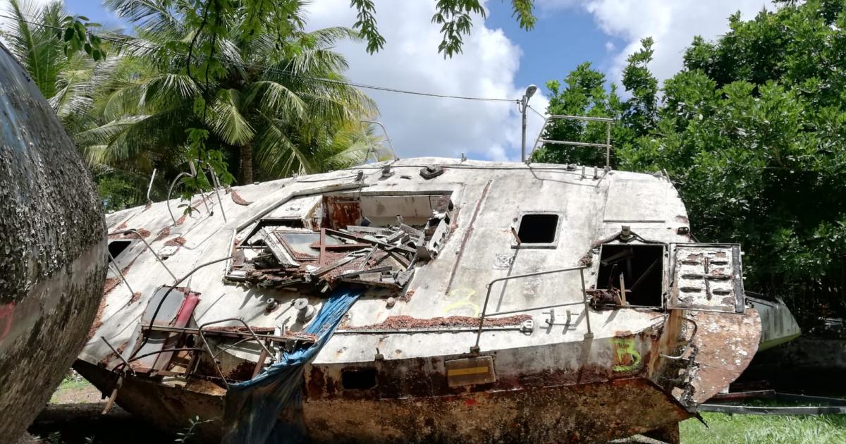 Des bateaux hors d'usage évacués de la mangrove de Port Cohé