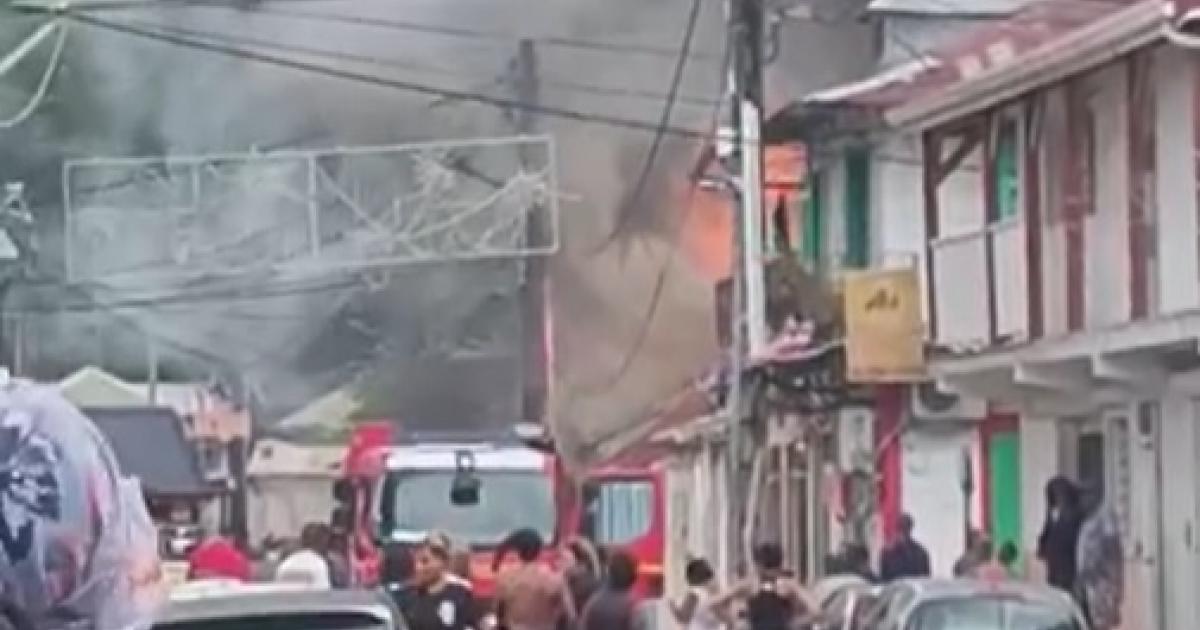     





Spectaculaire incendie en cours à Pointe-à-Pitre 




