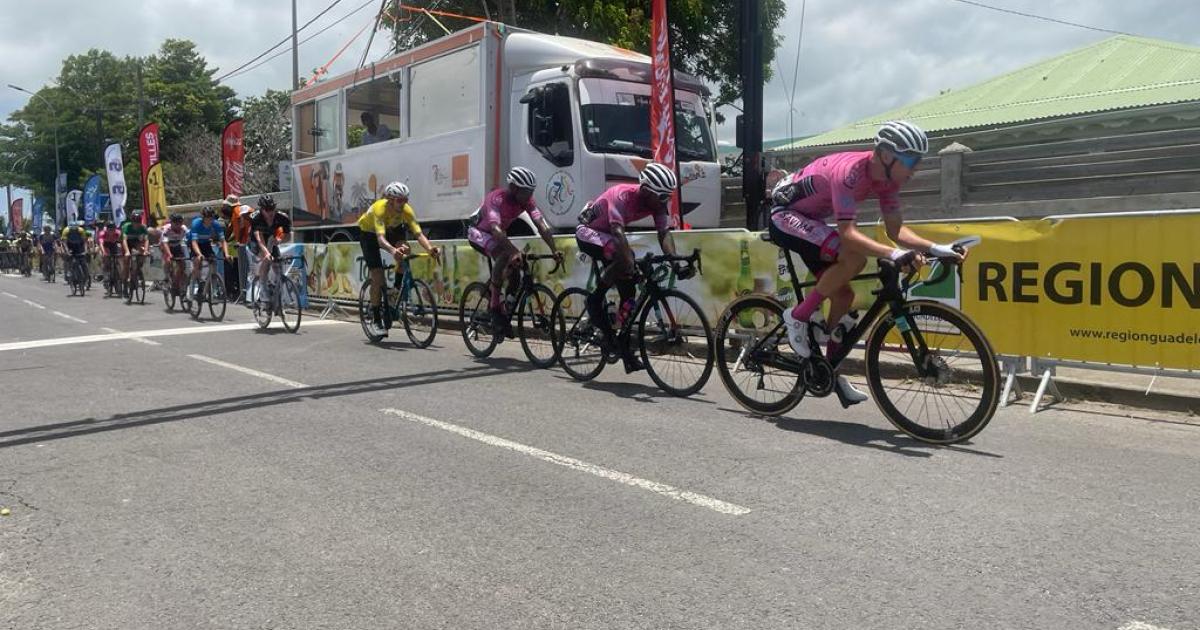 Tour cycliste 2022 : Une lutte de 174 km remportée par le Guadeloupéen Jérémy Deloumeaux
