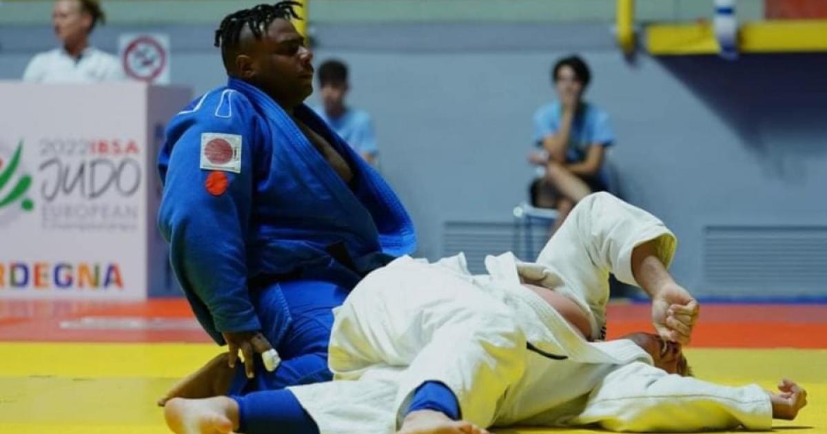 Romuald Raboteur monte sur la 3ème marche du podium au championnat d'Europe de para-Judo