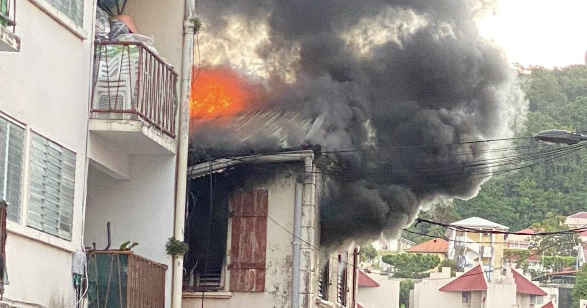 Une maison ravagée par un incendie aux Terres Sainvilles