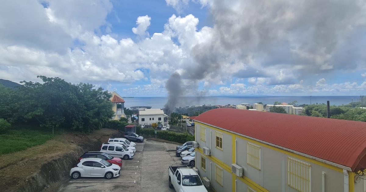 Une maison en feu au bourg de Sainte-Luce