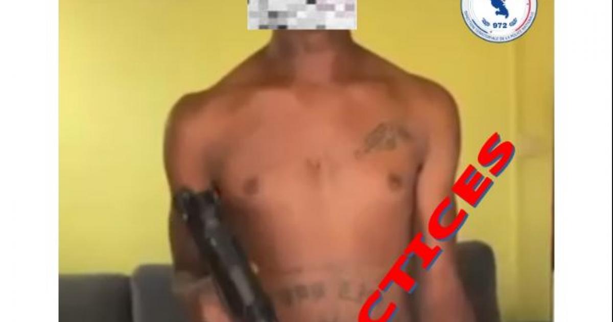     





Les policiers saisissent son arme factice après sa vidéo sur les réseaux sociaux




