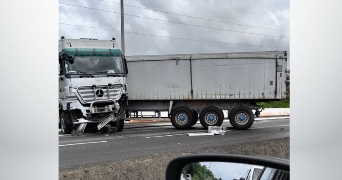 Un semi-remorque bloque partiellement la circulation sur l'autoroute