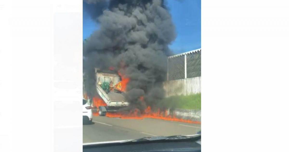     





Un camion en feu sur la Rocade et des embouteillages monstrueux sur les routes




