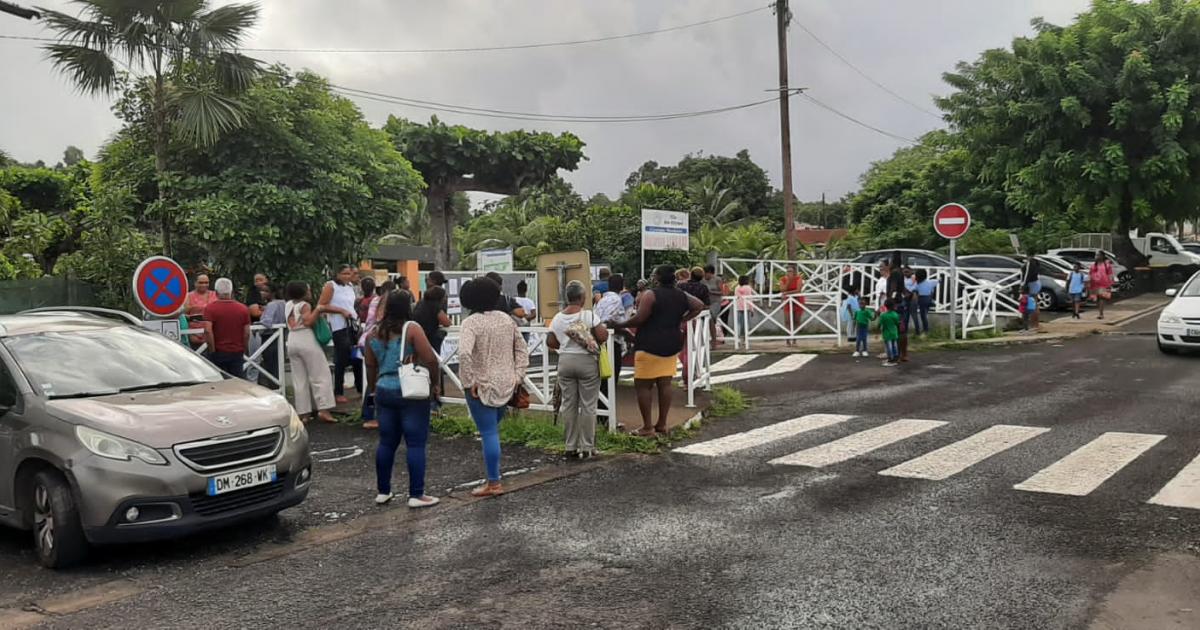 Des parents mobilisés contre la fermeture d’une classe de CM2 aux Abymes