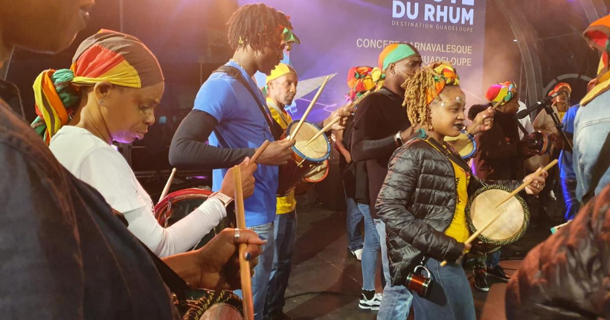 Route du Rhum : le carnaval de Guadeloupe s'invite à Saint-Malo