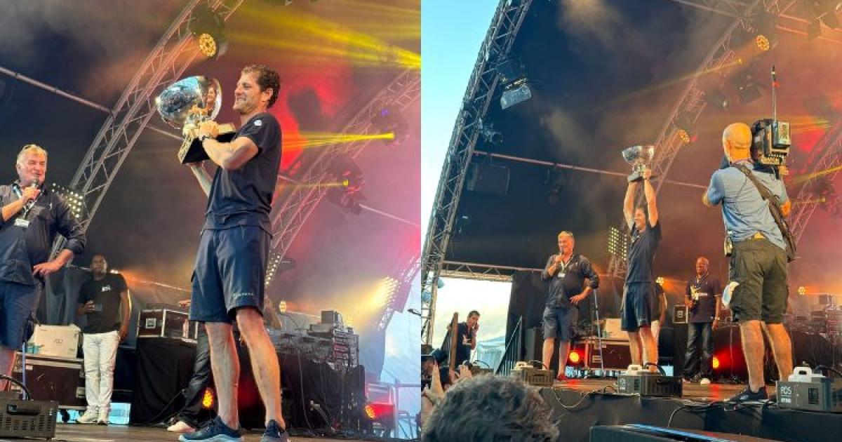 Charles Caudrelier reçoit son trophée sur l'esplanade du MACTe