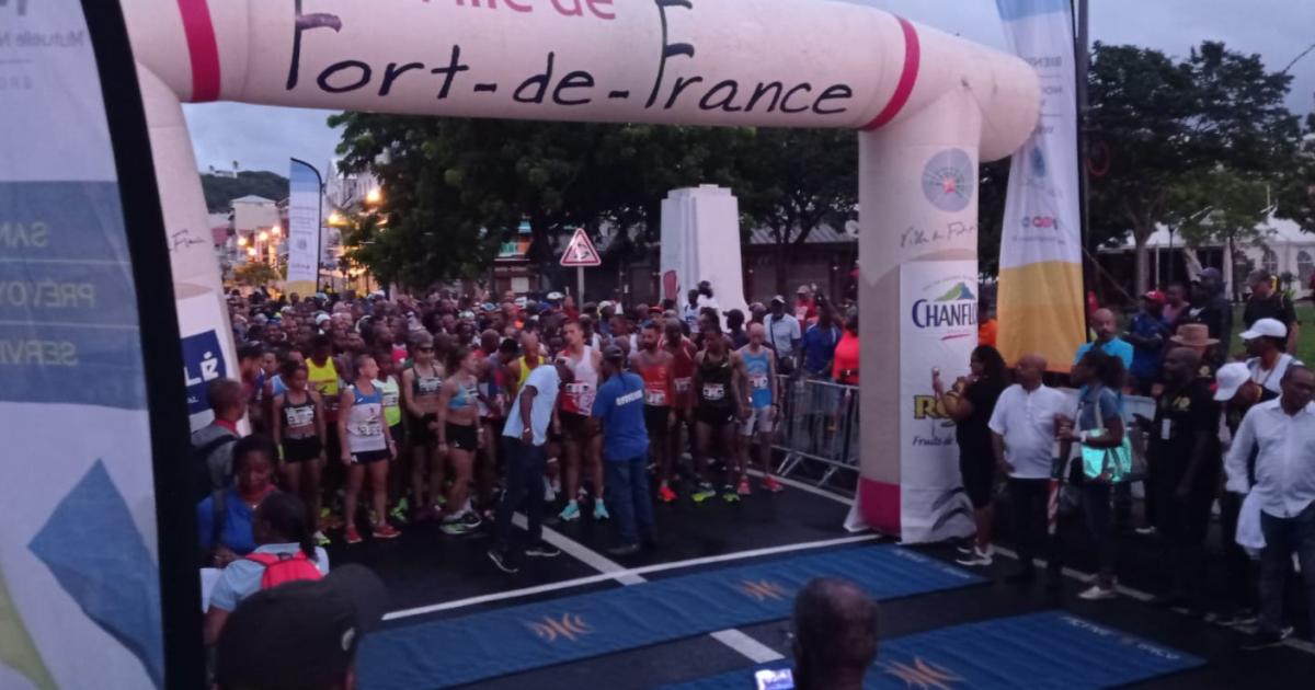    





Coup d'envoi de la 36e édition du Semi-Marathon de Fort-de-France




